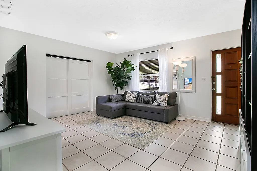 Building Photo - 4366 Shorecrest Dr