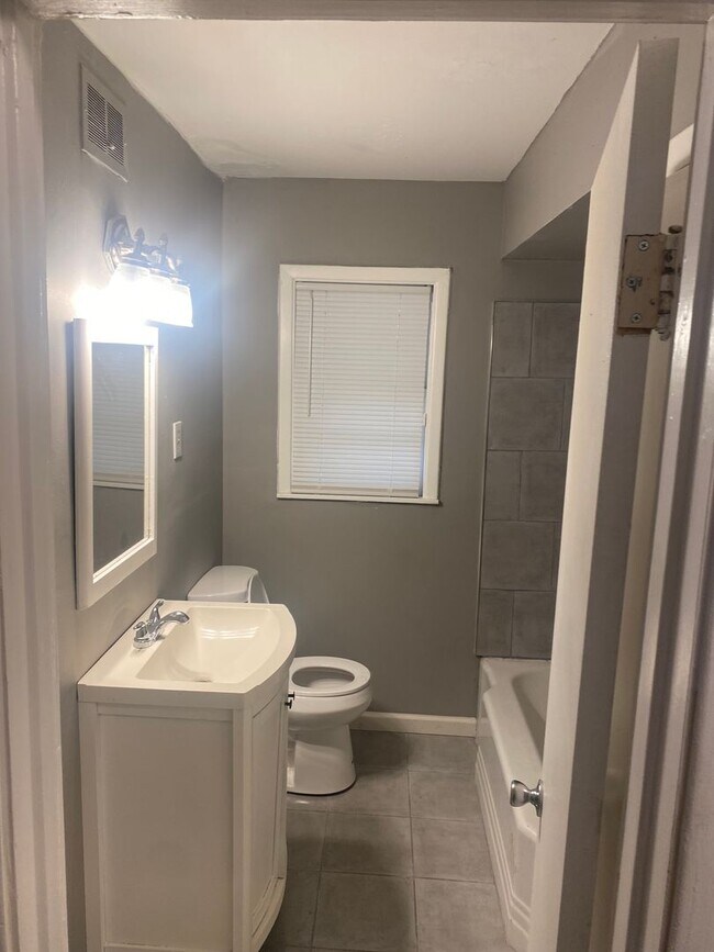 Building Photo - Spacious 4-Bedroom Home in Memphis-Perfect...