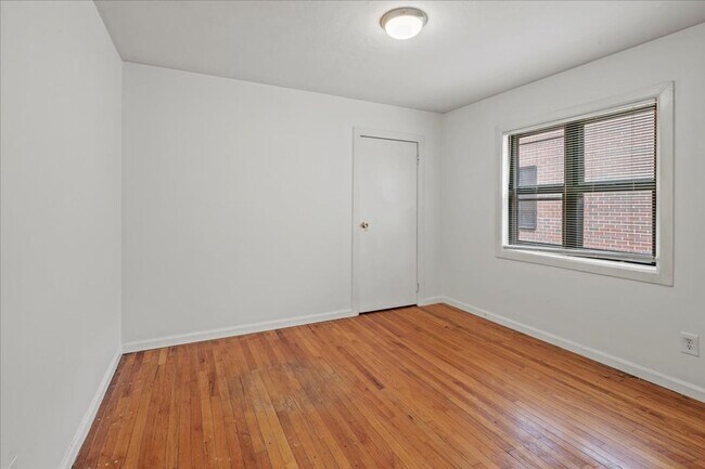 Building Photo - 306 E 19th St