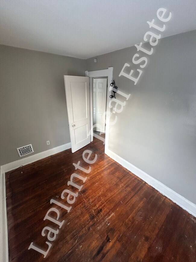 Building Photo - Comfy 3-Bedroom Home with Classic Charm in Toledo’s Old South End