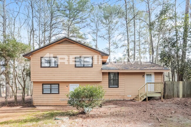 Building Photo - 3943 Woodland Cir SE