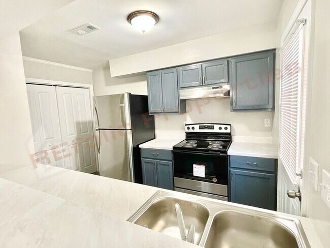 Building Photo - Carpetless 2 BD 1.5 Bath 2 Story Quadplex ...
