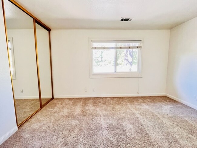 Building Photo - Move-in Ready 2BD/2.5BA Townhome in Westsi...