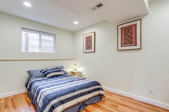 Building Photo - 10052 Interlake Ave N