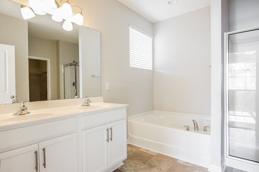 Building Photo - 621 Rose Mallow Dr