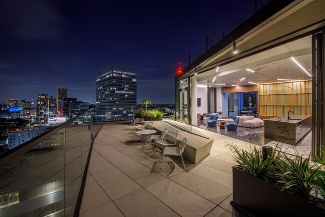 Building Photo - 6401 Wilshire Blvd