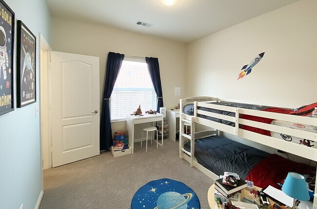 Building Photo - 30031 Willow Cove Ln