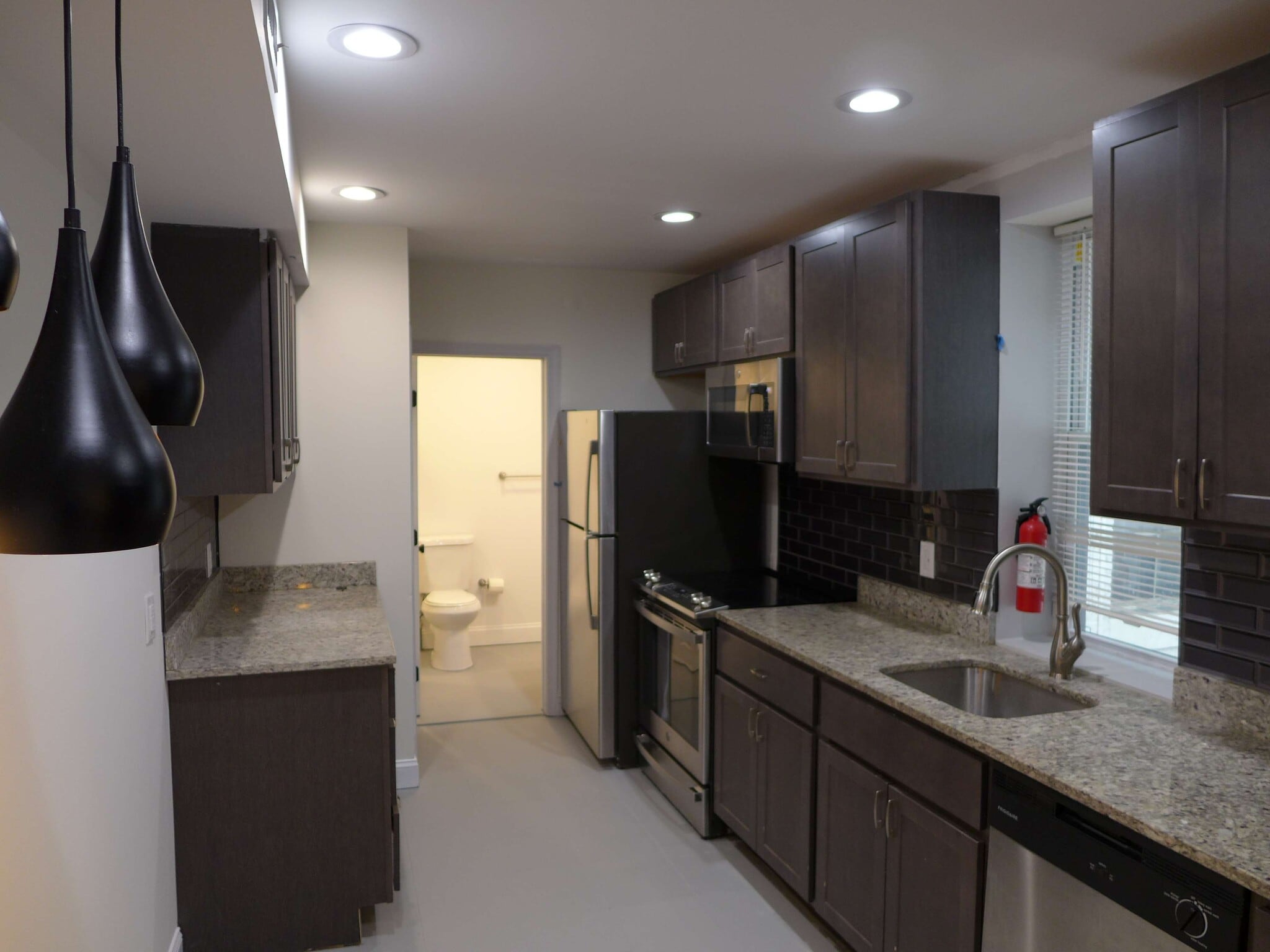 Building Photo - 1709 Bank St