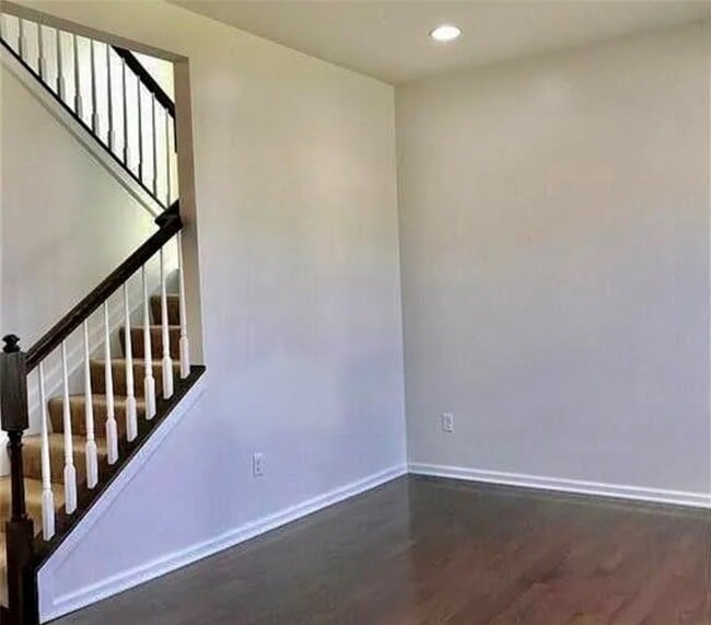 Building Photo - 251 Elmcrest Rise