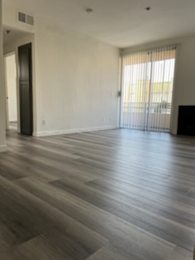 Primary Photo - 1210 N Las Palmas Ave