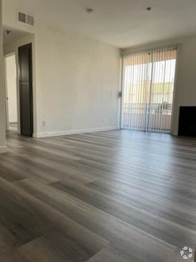 Building Photo - 1210 N Las Palmas Ave