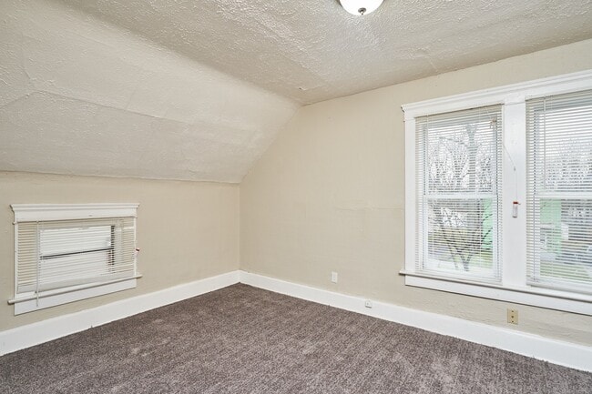 Building Photo - New 3 Bed 2 bath home