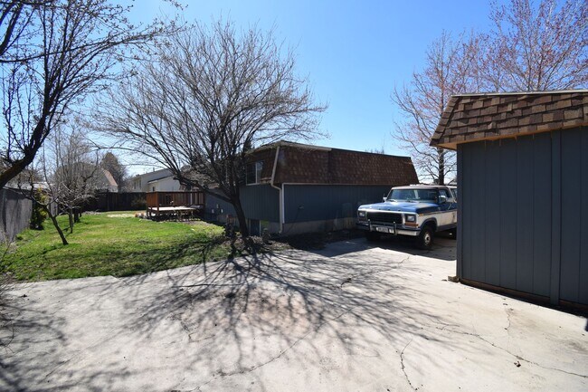 Building Photo - 5 Bedroom 3 Bathroom Home in Sandy!