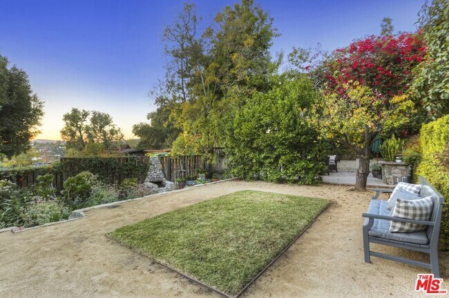 Building Photo - 2071 Escarpa Dr