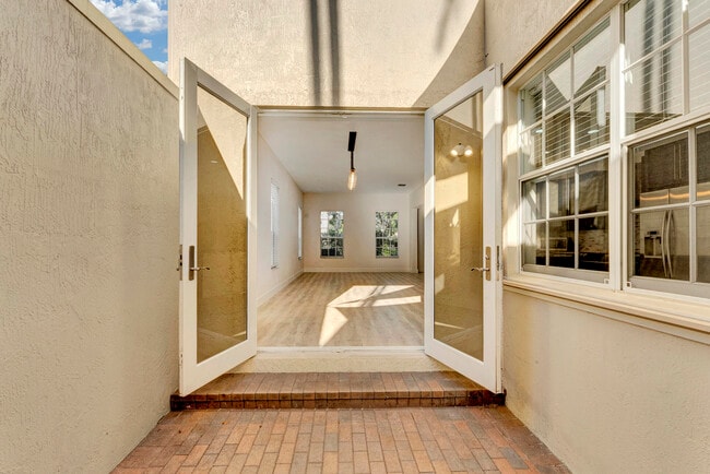 Building Photo - 406 NW 25th Ave