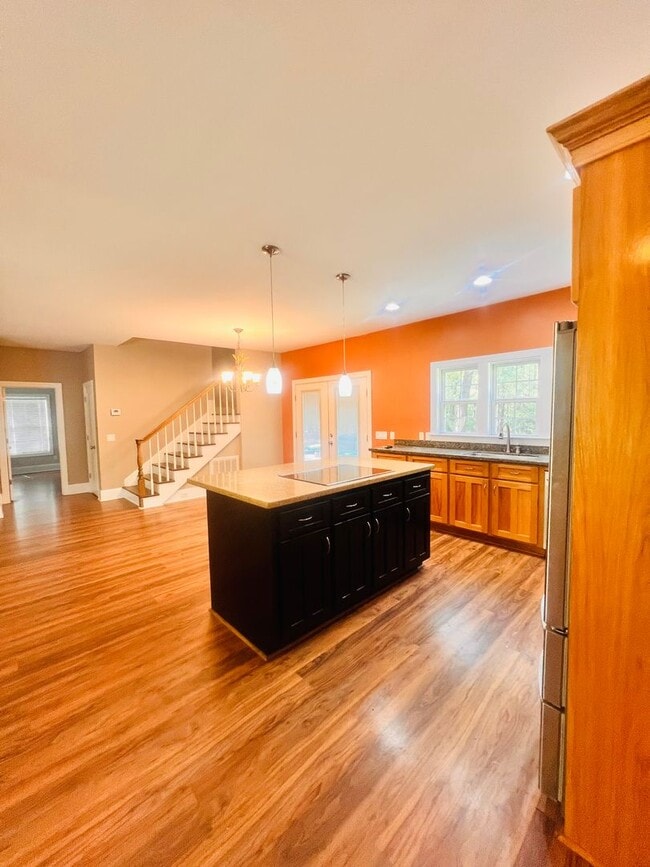 Building Photo - Tucked Away 3 Bedroom Gem on Private Road ...