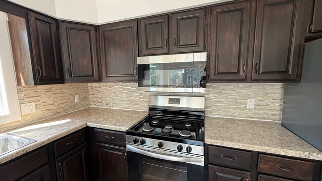 Building Photo - 2057 Eastcastle Dr SE