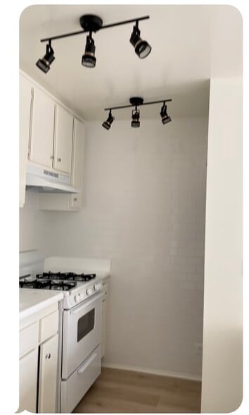 Gas stove - 7805 Reseda Blvd