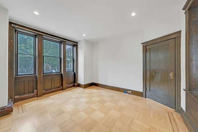 Building Photo - 722 27th St