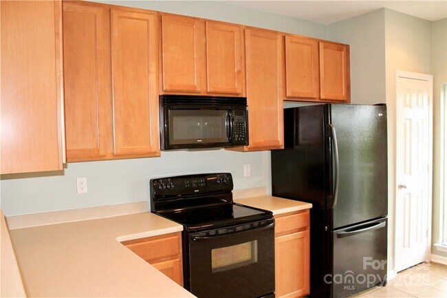 Building Photo - 625 Raphael Place