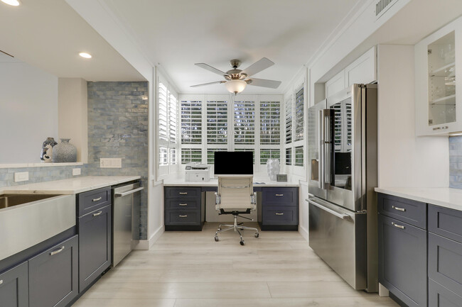 Building Photo - 515 Bay Colony Dr N