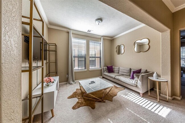 Building Photo - 2938 Royal Oaks Crest