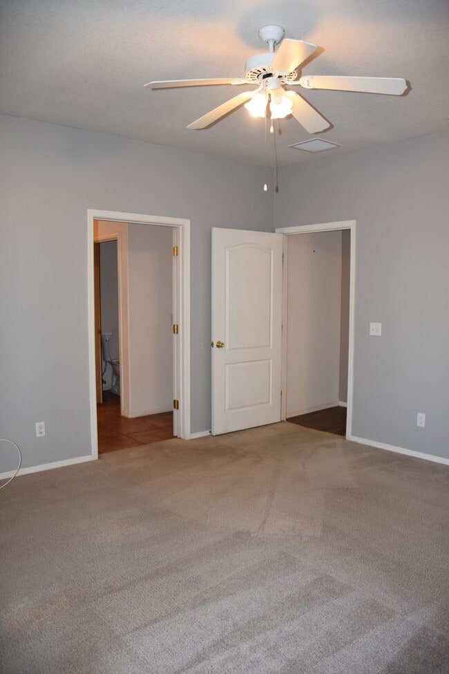 Building Photo - Great House  Close to Everything