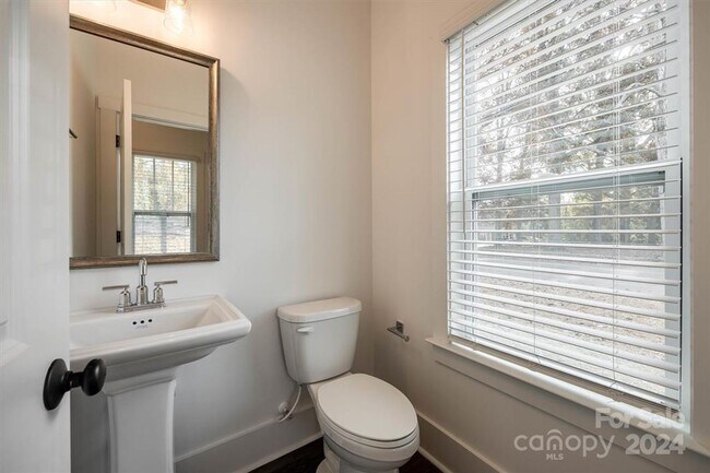 Building Photo - 1241 Eastway Dr