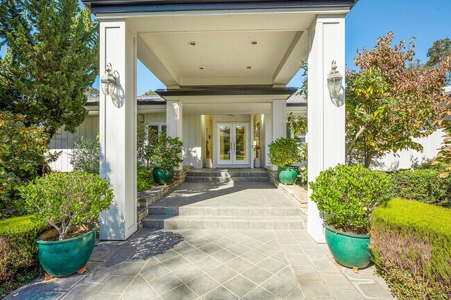 Primary Photo - 2700 Hillcrest Dr