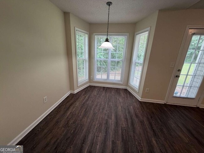 Building Photo - 211 Ravenwood Ct