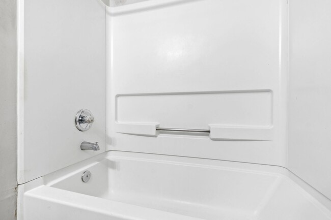 Building Photo - University Woods Retreat: 4 BR/4 Bath minutes to NCSU!