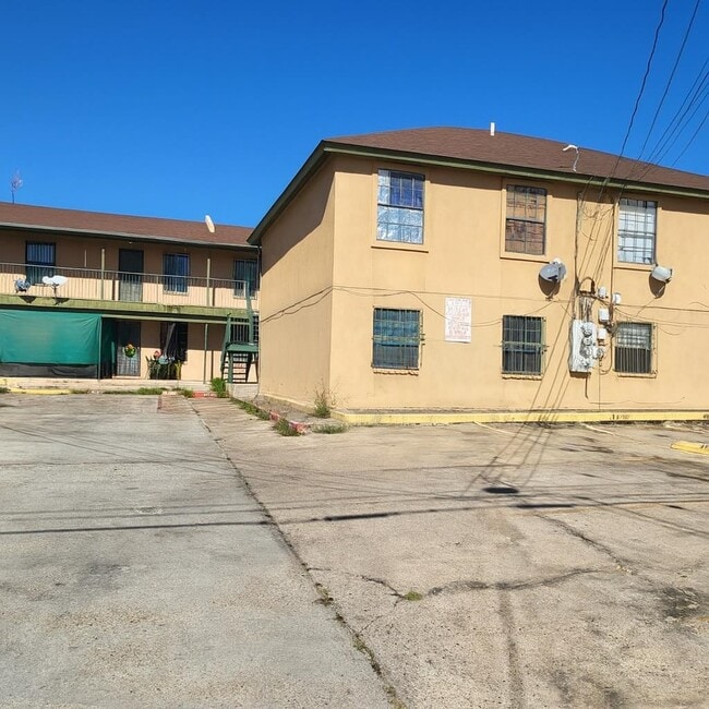 Building Photo - 2704 E Kearney St