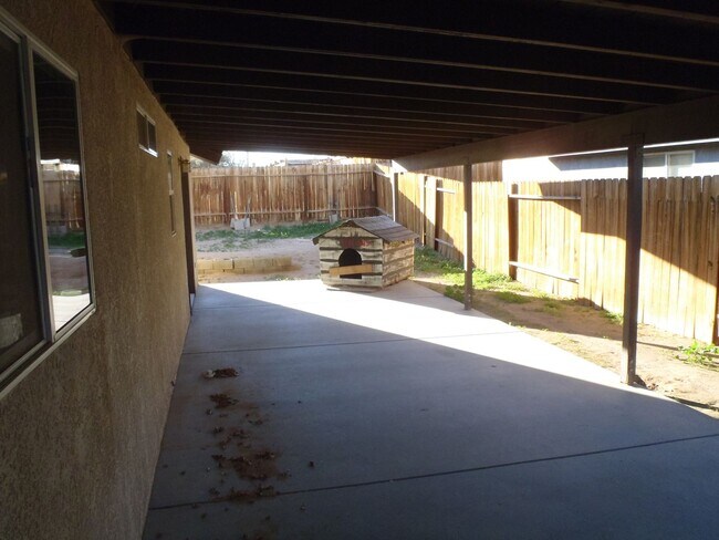 Building Photo - Spacious 3b 2 ba with a large backyard