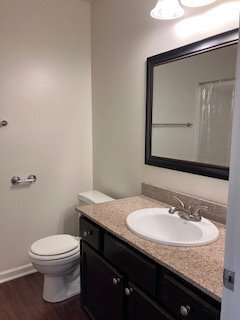 Building Photo - 503 E 6th St