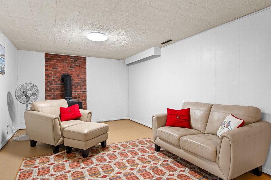 Building Photo - 428 Edwards Ave