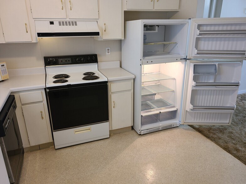 dishwasher, micro, self-clean, 17 cuft fridge - 2243 Hillcrest