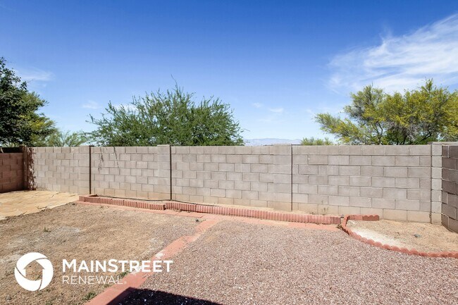 Building Photo - 6193 E Stonechat Dr