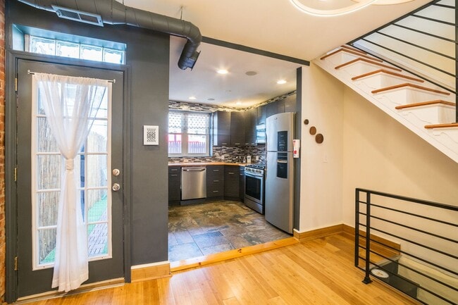 Building Photo - Wonderful East Passyunk Three Bedroom Home