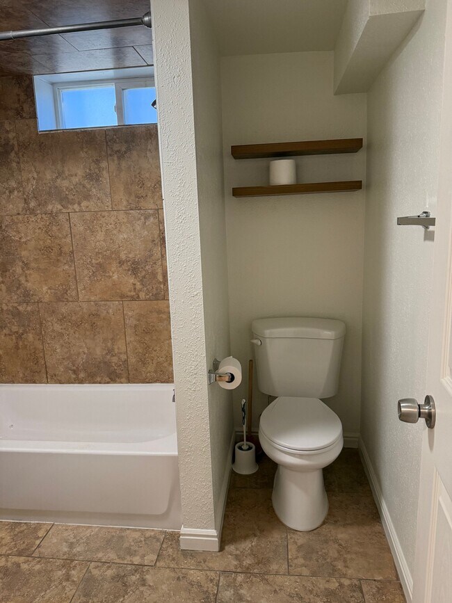 Building Photo - 948 Poinsettia Dr