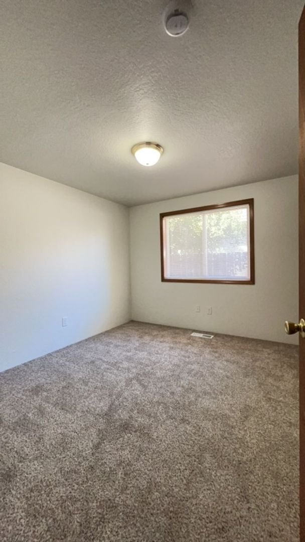 Building Photo - 3 Bedroom 2 bath house available!