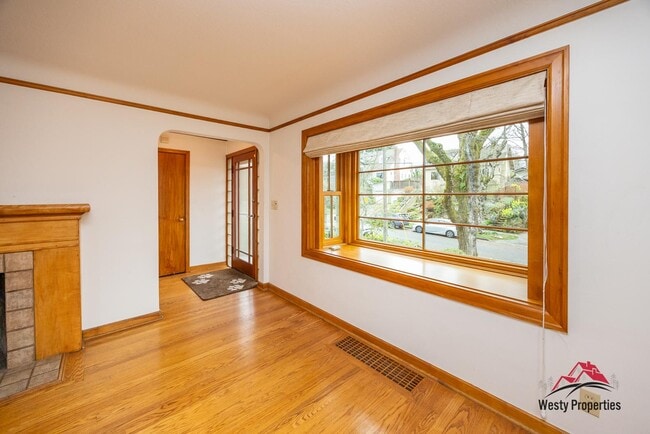 Building Photo - 3205 NE Davis St