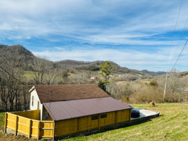Building Photo - 20 Lakeshore Cir