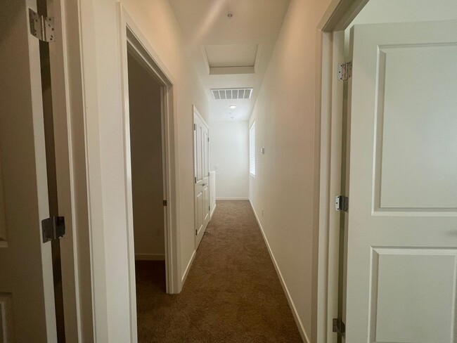 Building Photo - Beautiful Falcon Ridge Townhome!