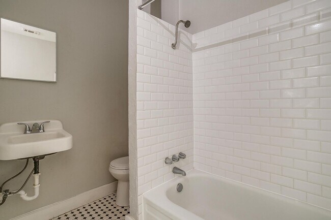 Building Photo - Large 4 Bed, 2 Bath in the heart of Histor...