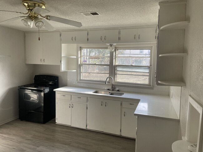 Building Photo - 1952 N Volutsia