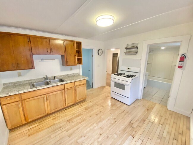 Building Photo - 3 Bedroom in Burlington Available Anytime in May or 6/1!