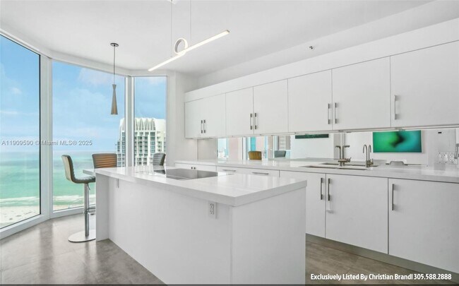 Building Photo - 300 South Pointe Dr