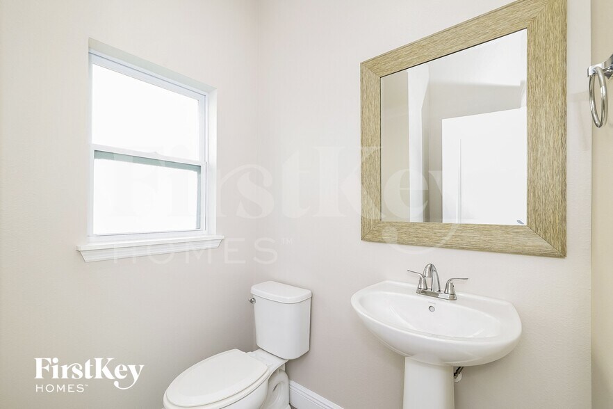 Building Photo - 421 N Finley Ave