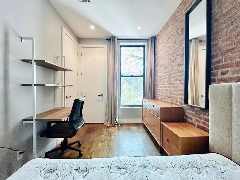 Building Photo - Furnished room/NOT APARTMENT