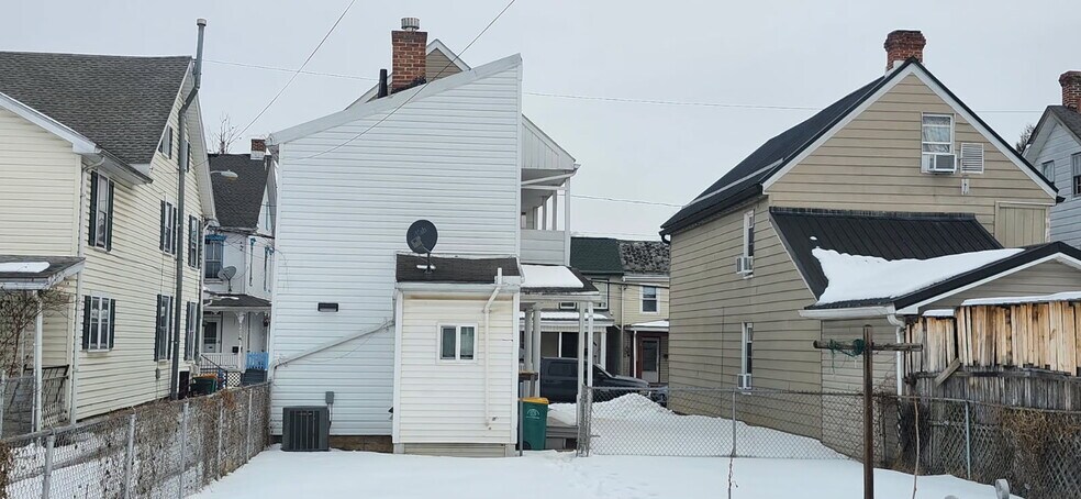 Building Photo - 254 W King St